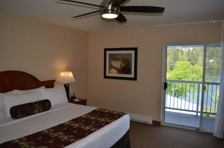 Inn On Long Lake