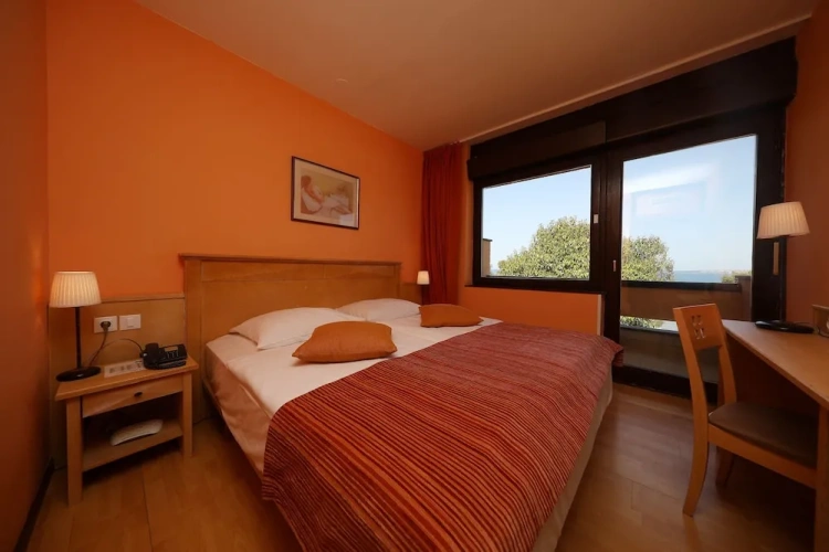 Standard Double room with partial sea view
