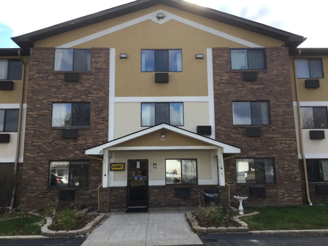 Super 8 Canton/Livonia Area