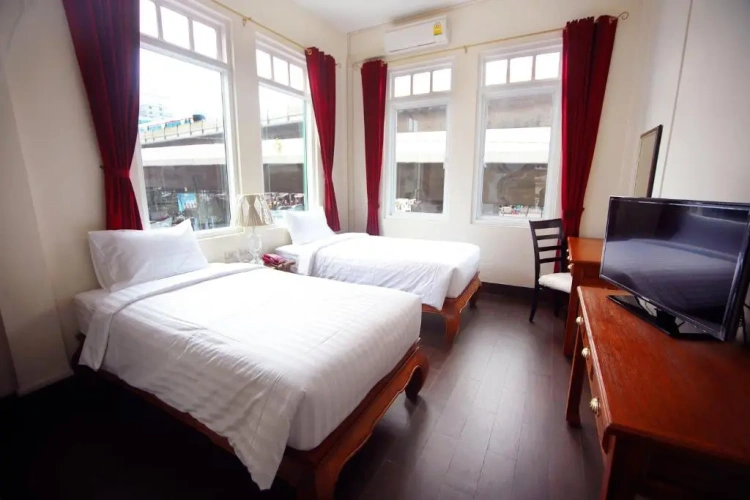 Standard Twin room with city view