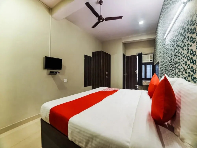 Oyo Flagship 30196 Noida Sector 5