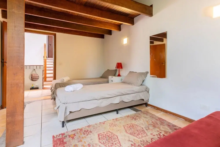 Casa ampla com piscina e churrasqueira