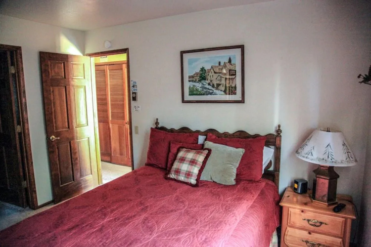 Snowflower 81 Mountain Rustic with Great Complex Amenities, On The Shuttle Route by RedAwning
