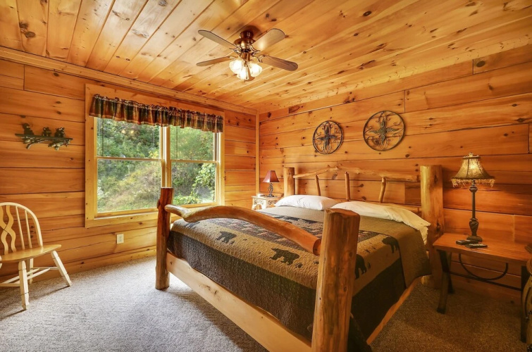 Spacious Cubby Bear Cabin with Private Hot Tub by Redawning