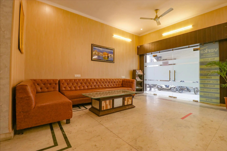 Fabhotel Golden Sunrise Inn