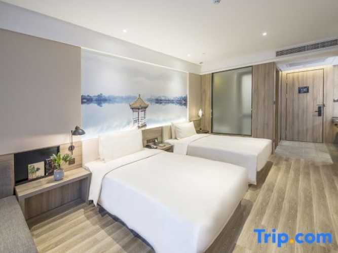 Standard Twin room with city view