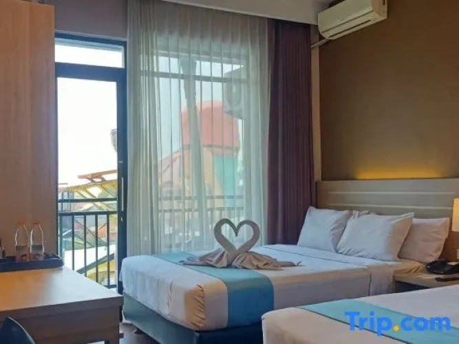 Deluxe Quadruple room with pool view