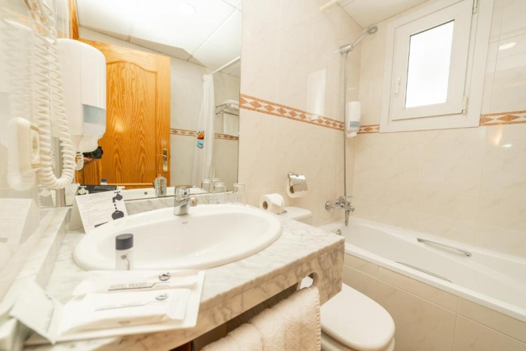 Standard Double room with partial sea view