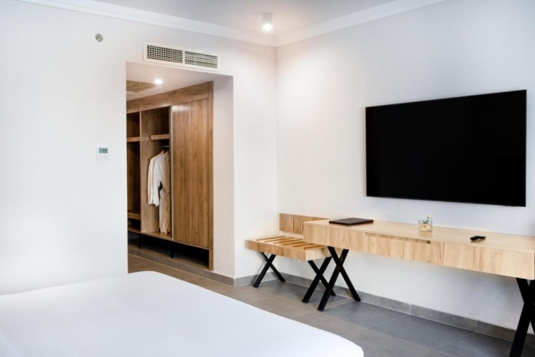 Deluxe Triple room with pool view
