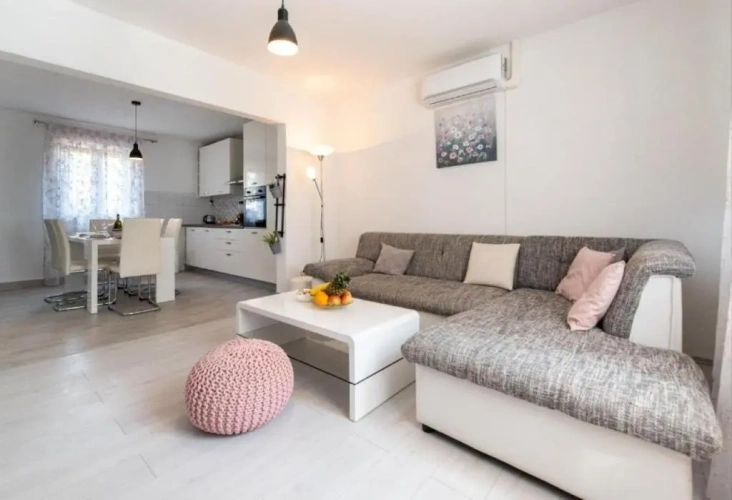 2 Bedrooms Cottage