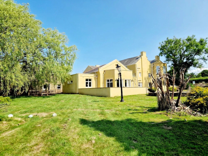 7 Holly Barn