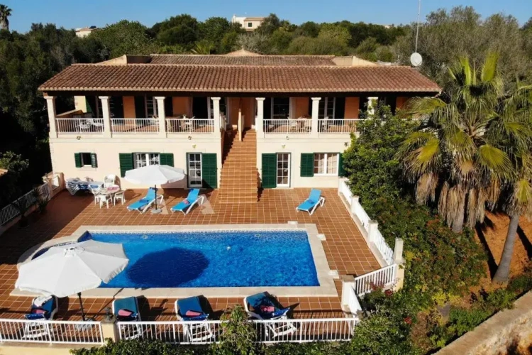 5 Bedrooms Cottage