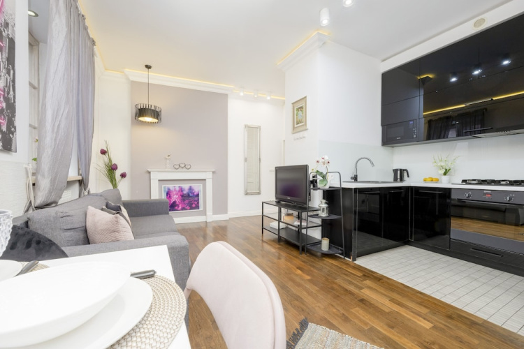 Atmospheric Mariensztat by Renters