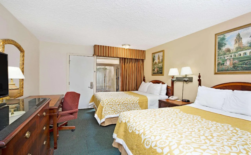 MC Pacific Inn & Suites