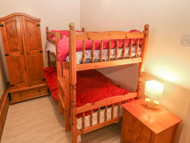 38 Plas Darien. Peredur Suite