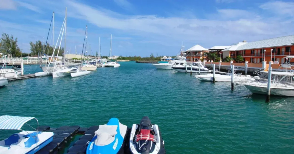 Running Mon Sunrise Resort & Marina