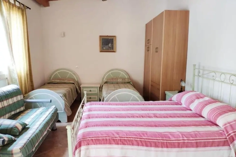 Standard Quadruple room with garden view