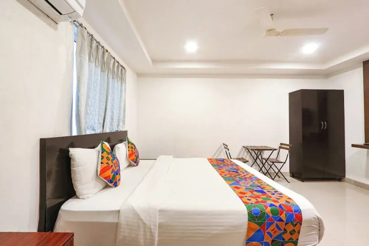 Hotel Blue Dawn - Near DLF Cyber City, Gachibowli