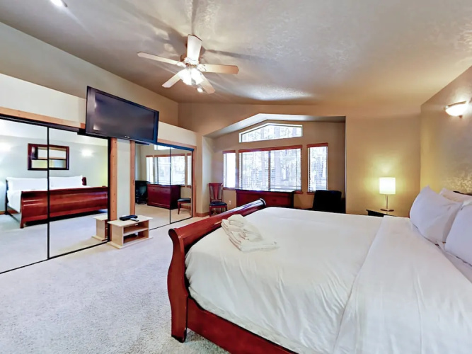 2275 Eloise Condo by RedAwning