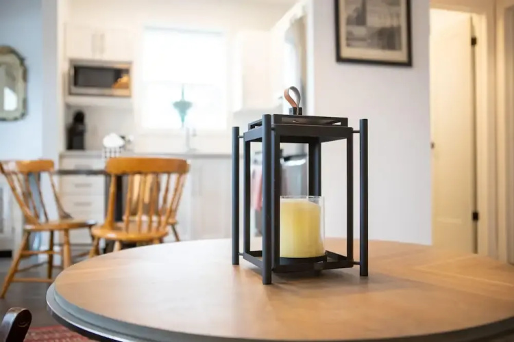Detached Victorian Style Tiny Home - Long Stays U7