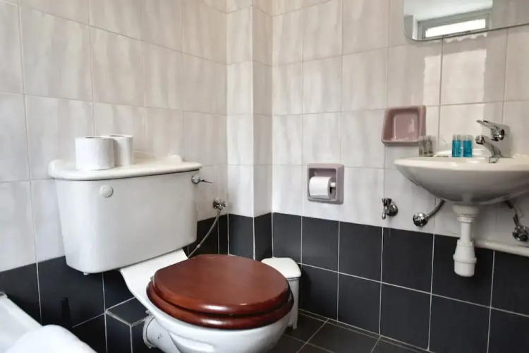 2 Bedroom Central Spacious With Sea Views