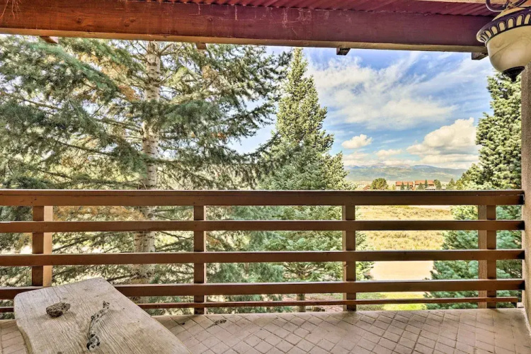 Rustic Condo w/ Deck < 1 Mi to Angel Fire Resort!