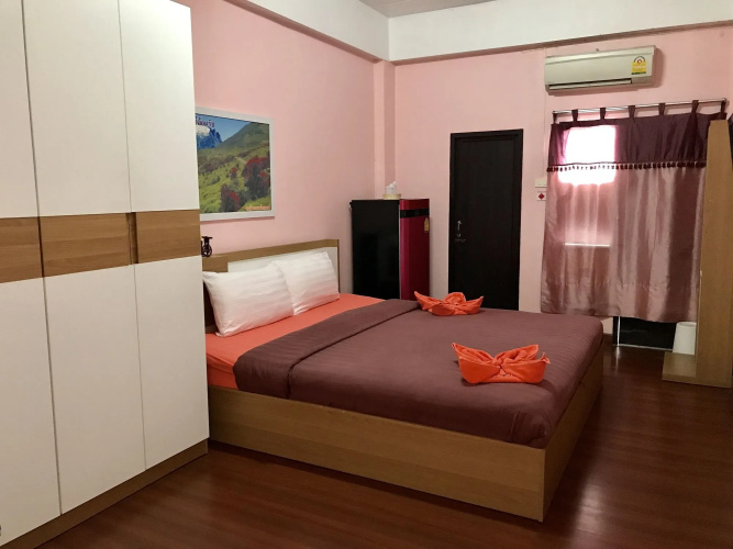 Ponlaan Apartment
