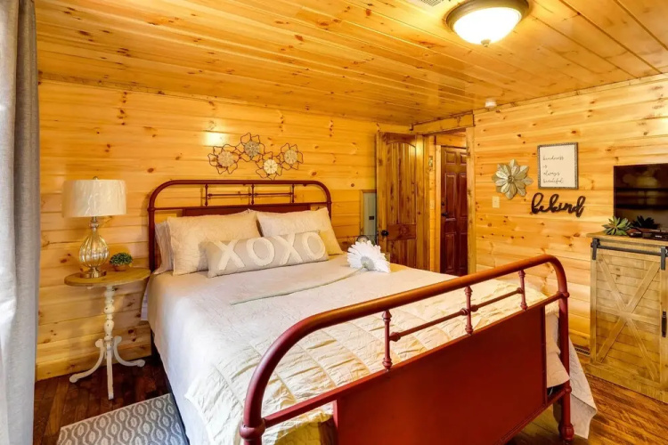 Broken Bow Abode w/ Hot Tub < 7 Mi to Lake!