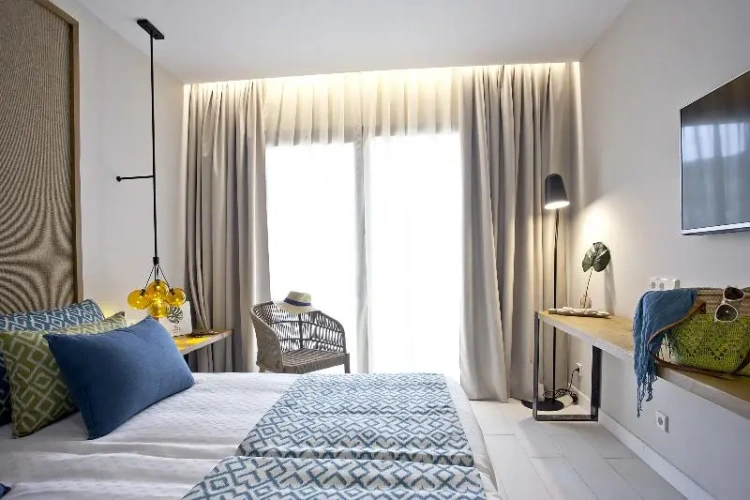 Twin room with mountain view