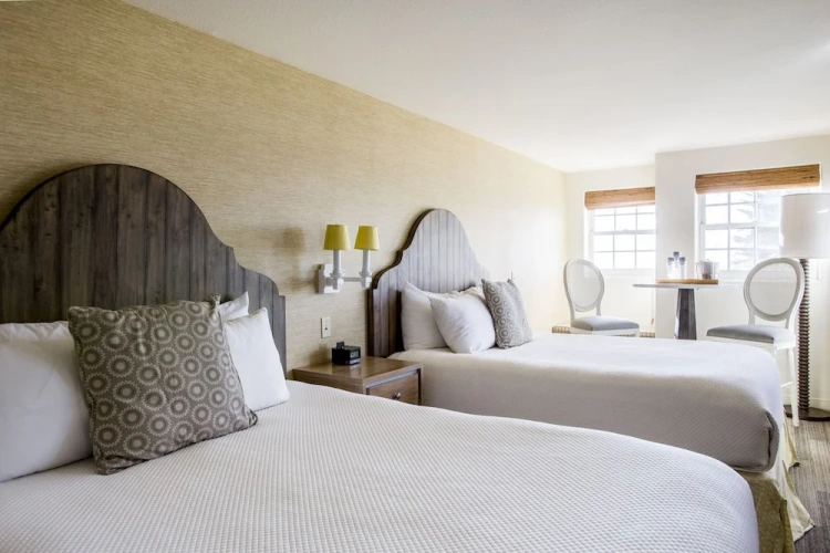 Standard Quadruple room with partial ocean view