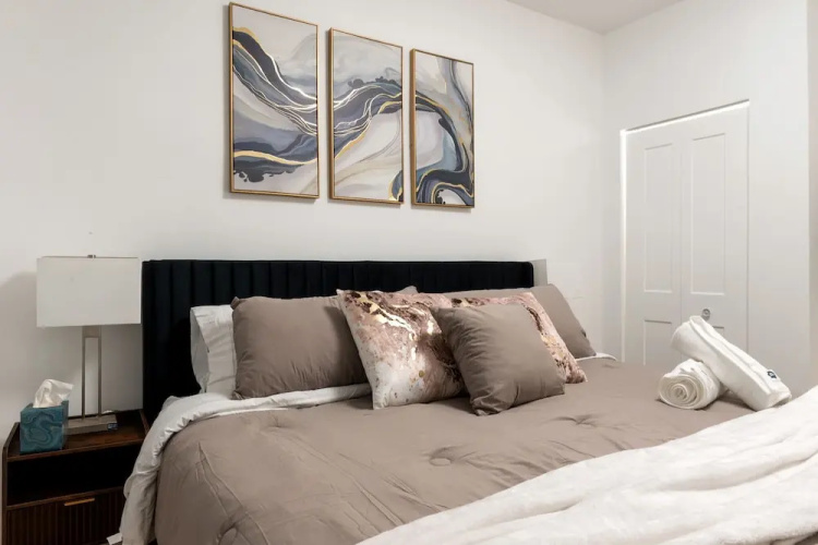 Lakeview 6bed 4bath by Wrigley Field