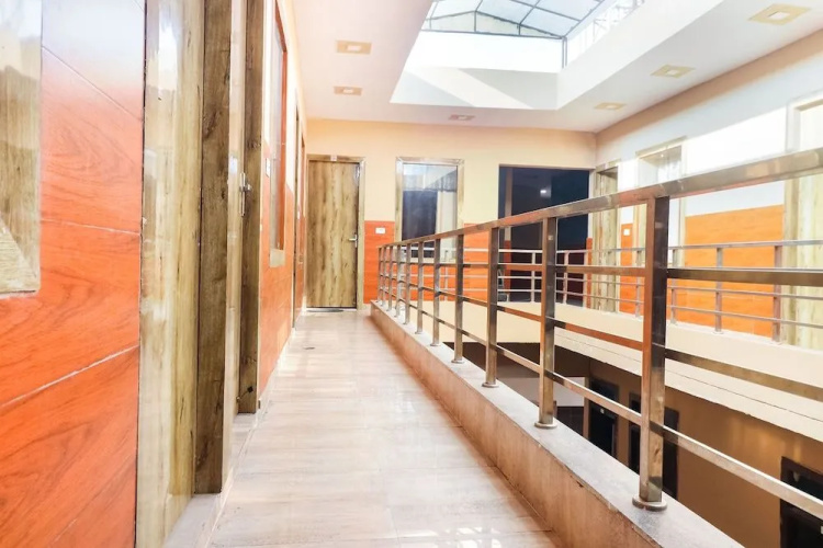 Spot On 62209 Yash Hotel