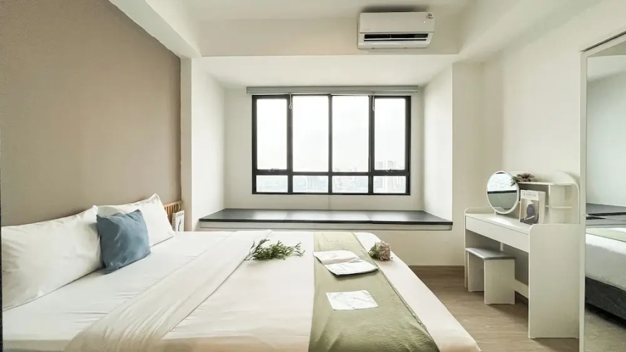Basic Brown Accent 1Br Apartment Collins Boulevard