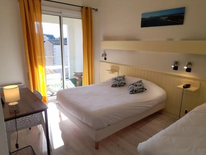 Standard Triple room with balcony