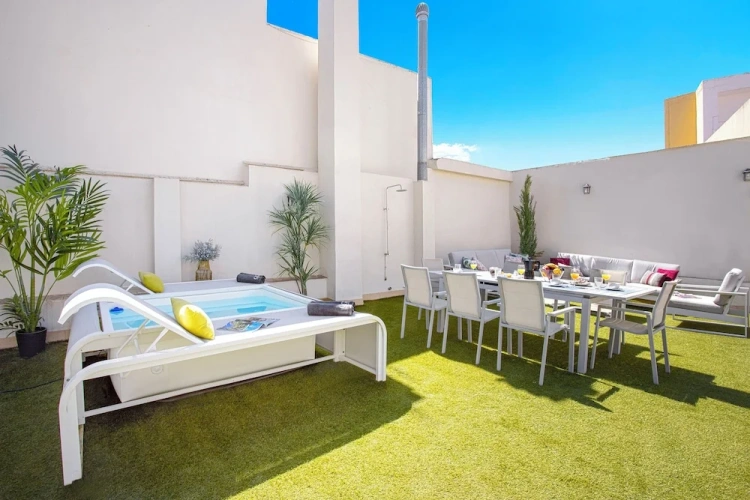 4 Bedrooms Apartment