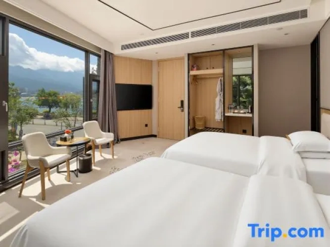 Standard Twin room with lake view