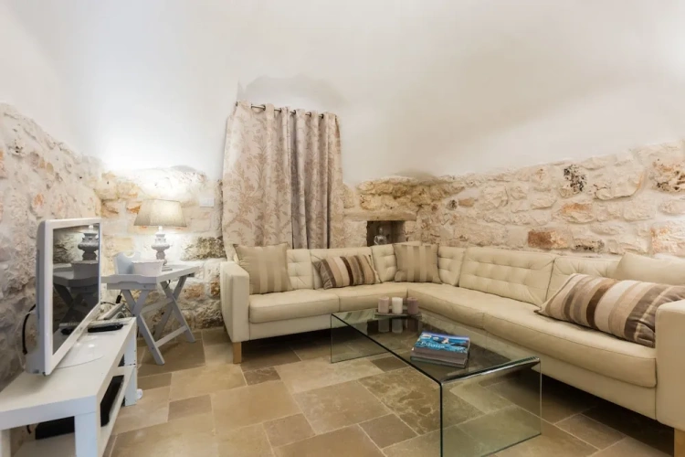 2 Bedrooms Villa