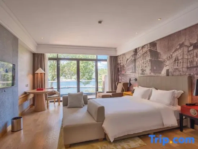 2 Bedrooms Premier Suite with lake view