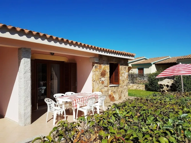 2 Bedrooms Basement Apartment with garden view