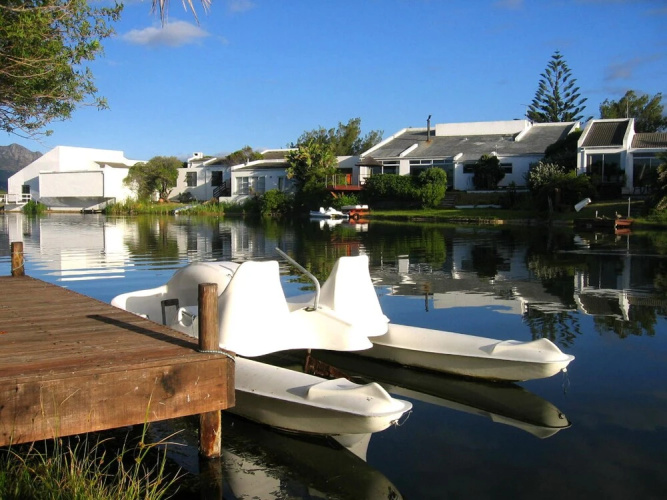 Tranquil Waterside Cottage for two