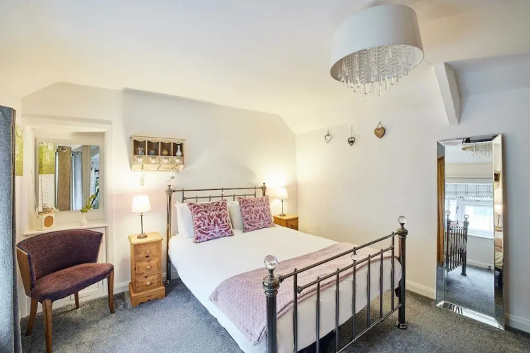 Host Stay Anvil Cottage
