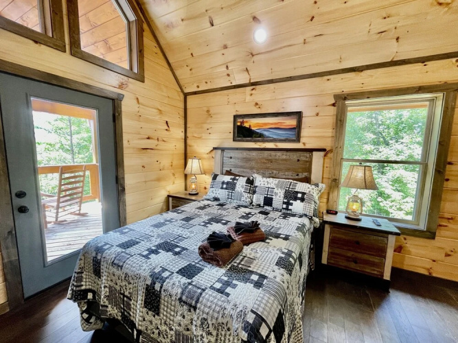 Bearly Behaving 2 Bedroom Cabin by RedAwning