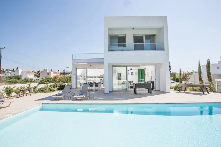 5 Bedrooms Villa with garden view