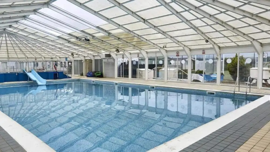 Caravan - Sleeps 8 - Pets Ok - Parking - Decking