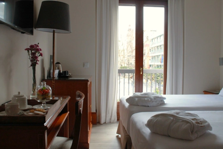 Classic Double room with city view