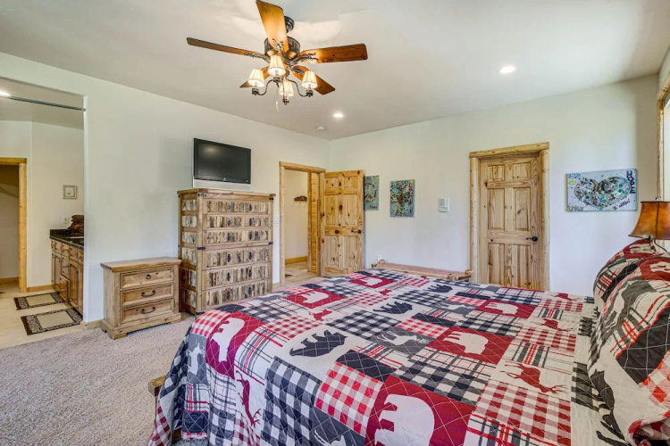 Elegant Big Bear Cabin Half Mi to Big Bear Lake!