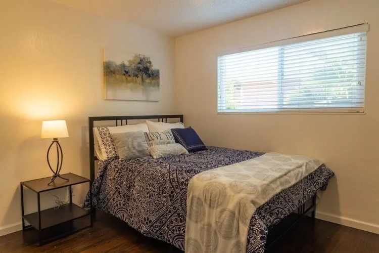 Charming, 2 Bedroom in Newark