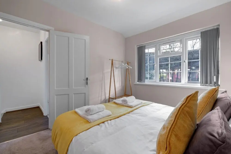 Delightful House 4 bed 2 bath  - Parking