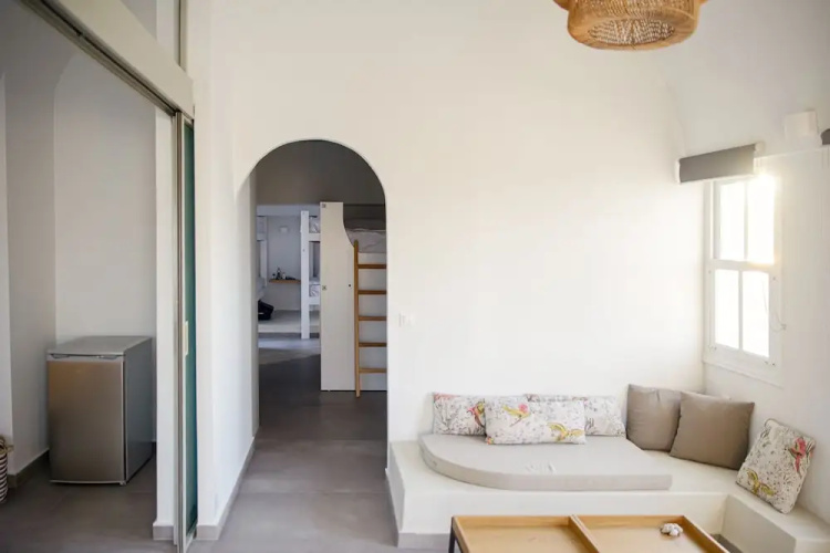 Central Oia Hostel