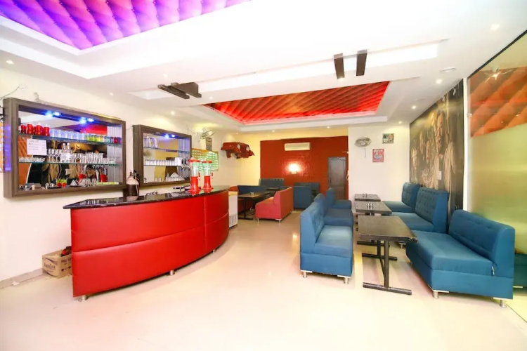 Hotel R2d by OYO Rooms